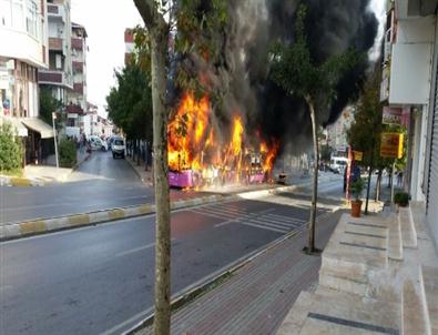 İstanbul’da 5 Otobüs Yakıldı, 8 Otobüs Hasar Gördü