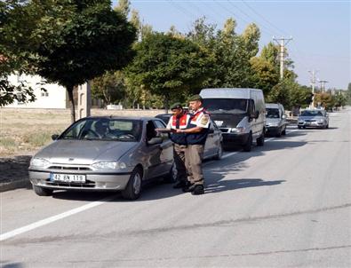 Kulu Jandarmasından Sürücülere Çikolata İkramı