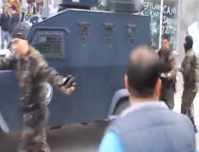 Polis eylemciyi linçten böyle kurtardı