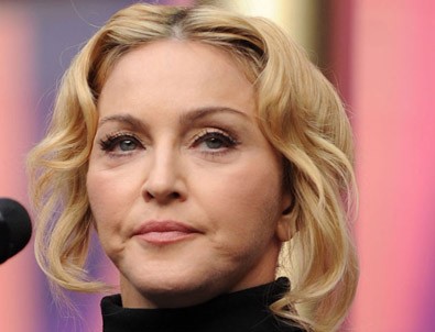 Çizmeyi 3 kişi giydirdi