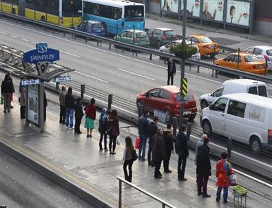 E-5 Karayolu’nda Ata’ya Saygı Duruşu