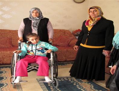 Ak Parti Araban Kadın Kollarından Engelli Çocuğa Tekerlekli Sandalye