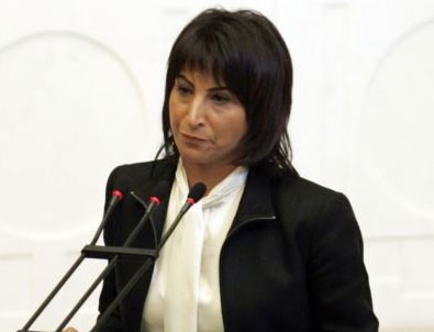 Taş atan koca göbekli kadın... Çözümde zaten hiç olmadın ki!