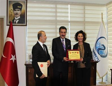 Başkent Platformundan Başkan Kale’ye Plaket