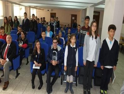 Burhaniye'de Öğrenciler Sandık Başına Gitti