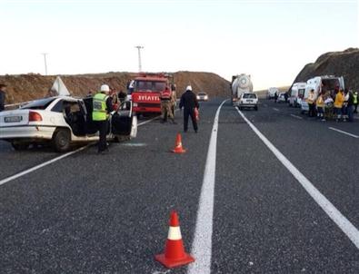 Kamyonet İle Otomobil Çarpıştı Açıklaması