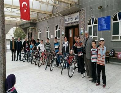 Camiye En Çok Devam Eden 10 Öğrenciye Bisiklet Hediye Edildi