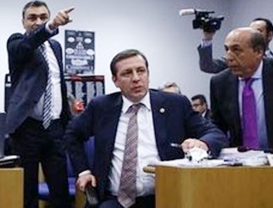 Meclis'te 'sen adam mısın' tartışması