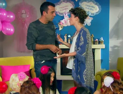 1 Erkek 1 Kadın 2 Çocuk 19. Bölüm - Ozan ve Zeynep ' in sanat aşkı