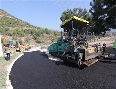 Menderes Kendi Asfaltını Kendisi Döküyor