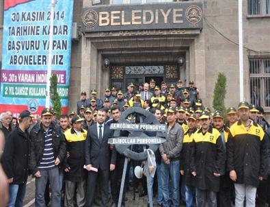 Sandıklı’da Fabrika İşcileri Belediye Önüne Siyah Çelenk Koydu