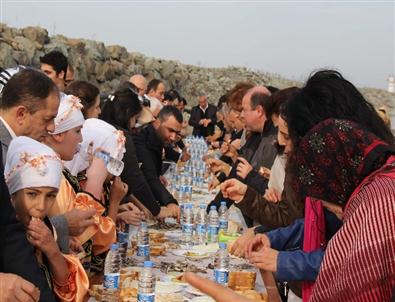 Yedikleri Hamsiyi Horonla Erittiler