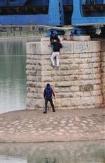 DEMİR KÖPRÜ - Balık Avlama Sevdası Yüzünden Mahsur Kaldı