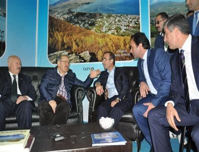 Ak Partili Çelik’ten Tatvan Standına Ziyaret