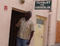 SENEGAL - 9 dil bilen profesör tuvalet temizliyor
