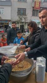 AŞURE GÜNÜ - Akçakoca Gençlik Merkezi Aşure Dağıttı