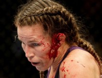 Kadın boksör bir yumrukta rakibinin kulağını kopardı