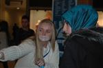 Erzurum Avm’de Ağızları Bantı Olan 30 Genç, Görenleri Şaşırttı