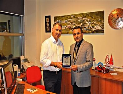 Hüseyin Turan'a Kktc Temsilciliği ve Plaket Verildi