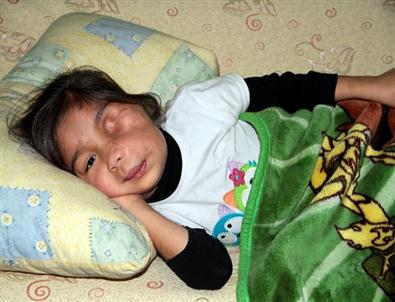 Afganlı Minik Kız Yardım Bekliyor