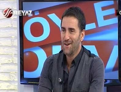 Bekir Aksoy şarkıcılığa göz kırptı