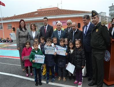 Minik Öğrenciler Trafikteki Performanslarıyla Büyüklere Taş Çıkarttı