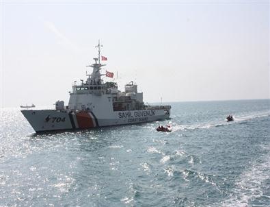 300 Kaçak Göçmenle Sürüklenen Gemiye Sahil Güvenlik Müdahale Etti