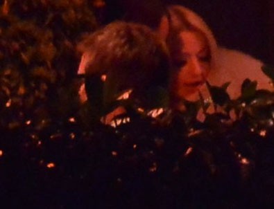 Hadise bu sefer fena yakalandı