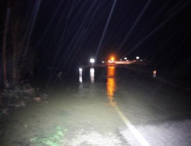 Sinop’ta Su Taşkını Yolu Trafiğe Kapattı