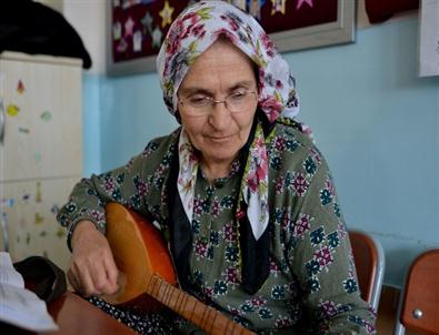 Tepebaşı’nda Bağlama Kursları Devam Ediyor