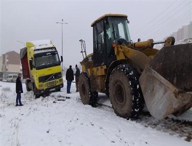 Kayan Tır Yolu Trafiğe Kapattı