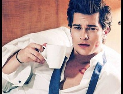 Çağatay Ulusoy'u 'Melek' Öptü!