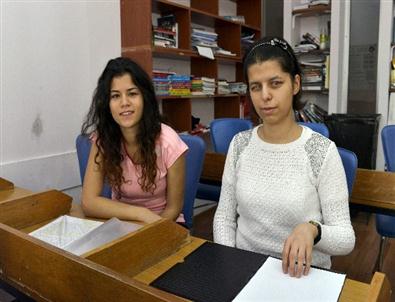 Görme Engelli Öğrencinin Hayata Bağlayan Müzik Sevgisi