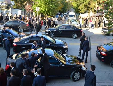 Başbakan Ahmet Davutoğlu ve Eşi, Kan Bağışında Bulundu