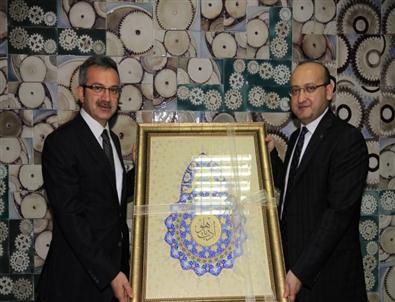 Köşker, Yalçın Akdoğan’a Tablo Hediye Etti