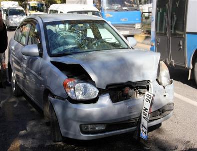 Direksiyon Başında Epilepsi Nöbeti Geçirdi, 3 Otomobil Birbirine Girdi