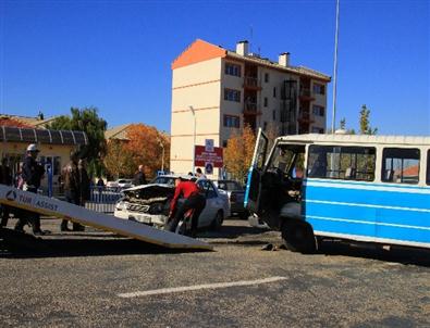 Konya’da Minibüsle Otomobil Çarpıştı Açıklaması