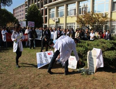 Sağlıkçılardan Şiddeti Protesto İçin İş Bırakma