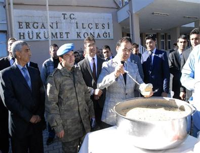 Kaymakam Yonsuz Aşure Dağıttı