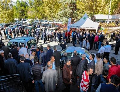 Şehitkamil Belediyesi Cuma Namazı Sonrası Aşure Dağıttı