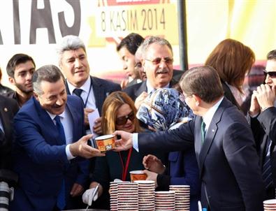 Başbakan Ahmet Davutoğlu Eşi İle Birlikte Aşure Dağıttı