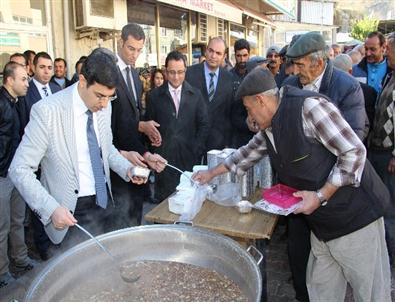 Çemişgezek Kaymakamlığı Vatandaşlara Aşure Dağıttı