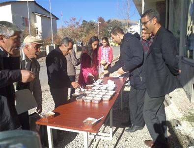 Varto'da Eğitim Derneği Öğrencilere Aşure Dağıttı