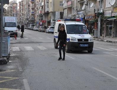 Yedi Aydır Otomobilde Yatan Kız Girdiği Kadın Sığınma Evinden Kaçtı