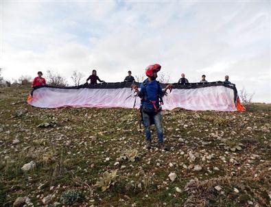 Adıyaman'da Yamaç Paraşütü Gösterisi Yapıldı