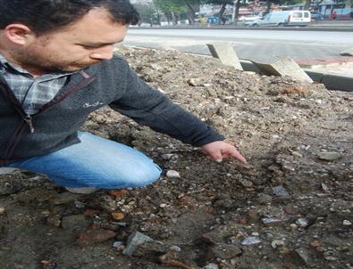 Kaldırım Kazısında İnsan Kemikleri Ortaya Çıktı