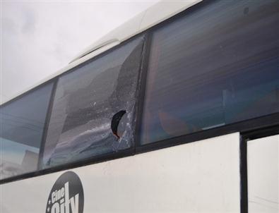 Kaza Sonrası Yolcu Otobüsüne Saldırı Güvenlik Kamerasına Takıldı