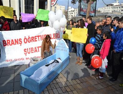 Atama Bekleyen Öğretmenlerden Mezarlı Eylem