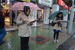 Kitap Okumaya Teşvik İçin Yağmur Altında Kitap Okudular