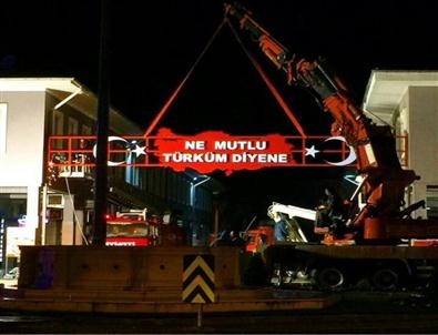 Tepkiler Üzerine 'ne Mutlu Türküm Diyene'Tabelası Yeniden Asıldı